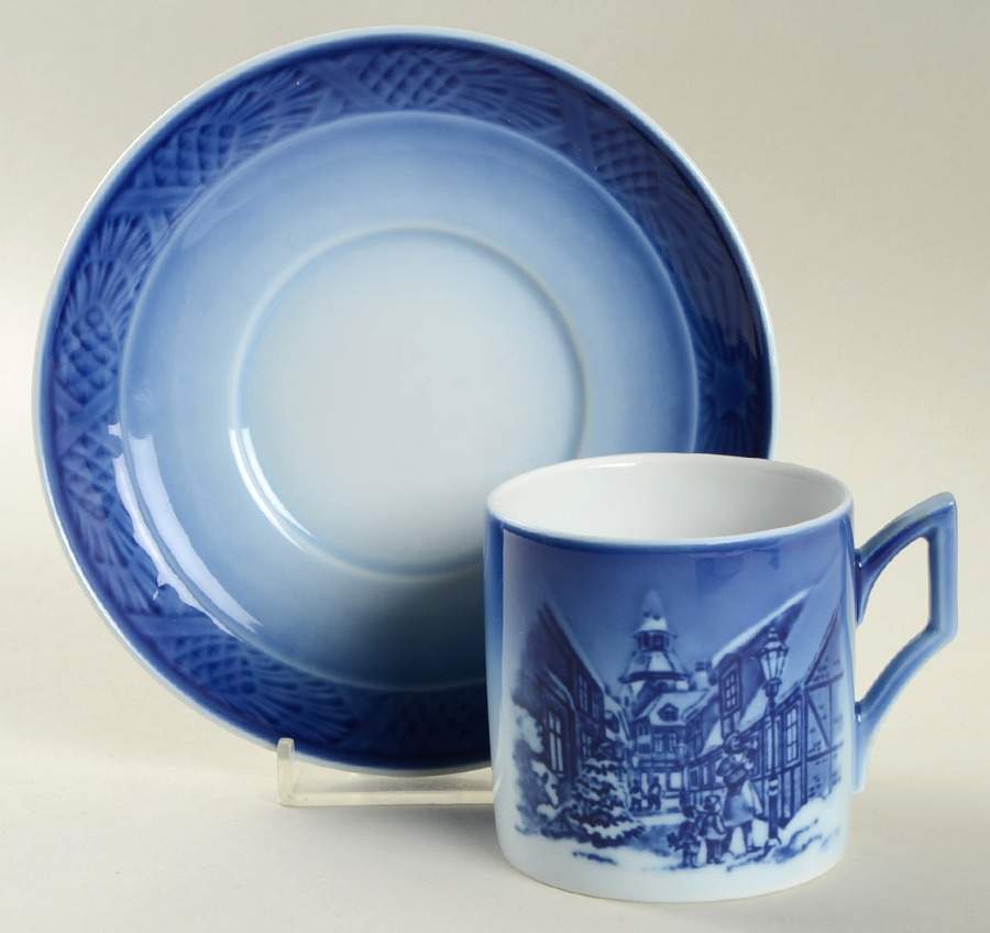Christmas Cup & Saucer Lighting The Street Lamps - Boxed by Royal Copenhagen-1