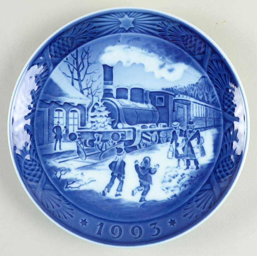 Annual Christmas Plate Christmas Guests Arrive - Boxed by Royal Copenhagen-1