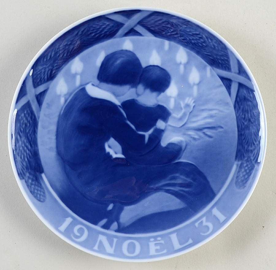 Annual Christmas Plate Mother And Child-French - No Box by Royal Copenhagen-1