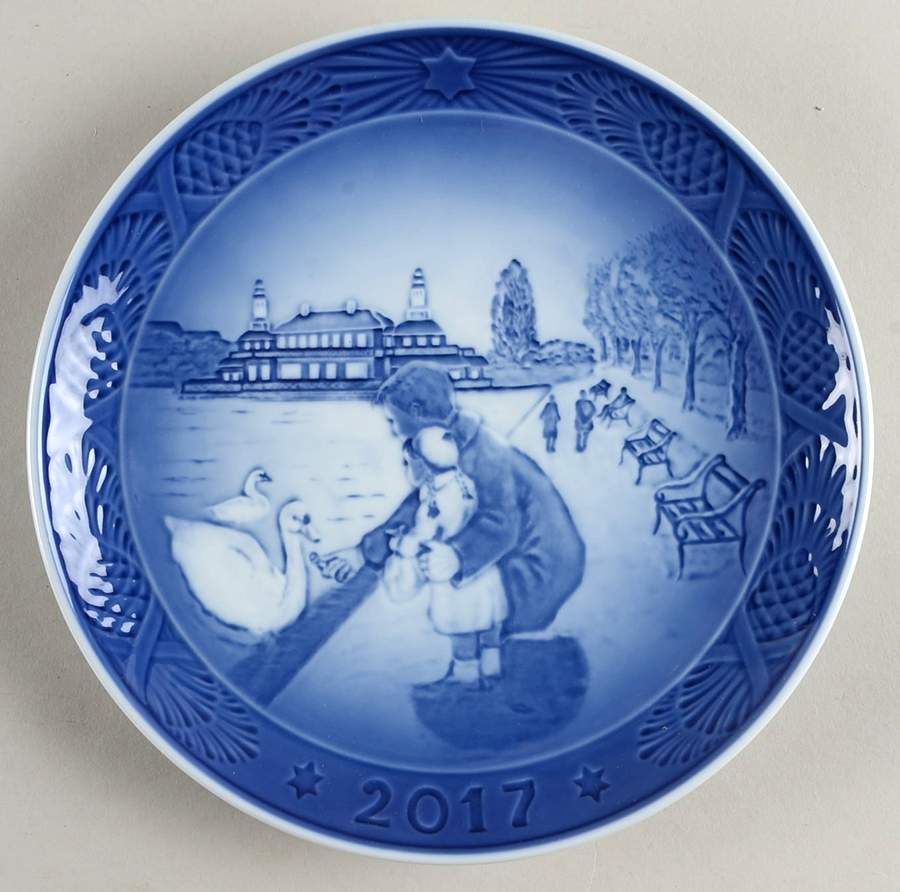 Annual Christmas Plate Walk At The Lake - Boxed by Royal Copenhagen-1