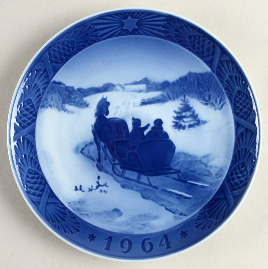 Annual Christmas Plate Fetching The Christmas Tree - No Box by Royal Copenhagen-1