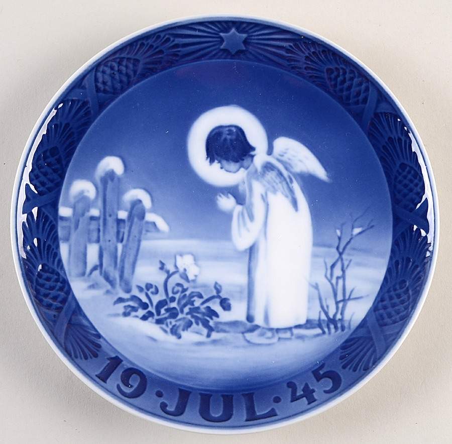 Annual Christmas Plate A Peaceful Motif - No Box by Royal Copenhagen-1