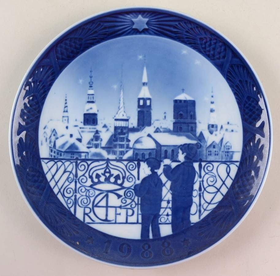 Annual Christmas Plate Christmas Eve In Copenhagen - Boxed by Royal Copenhagen-1