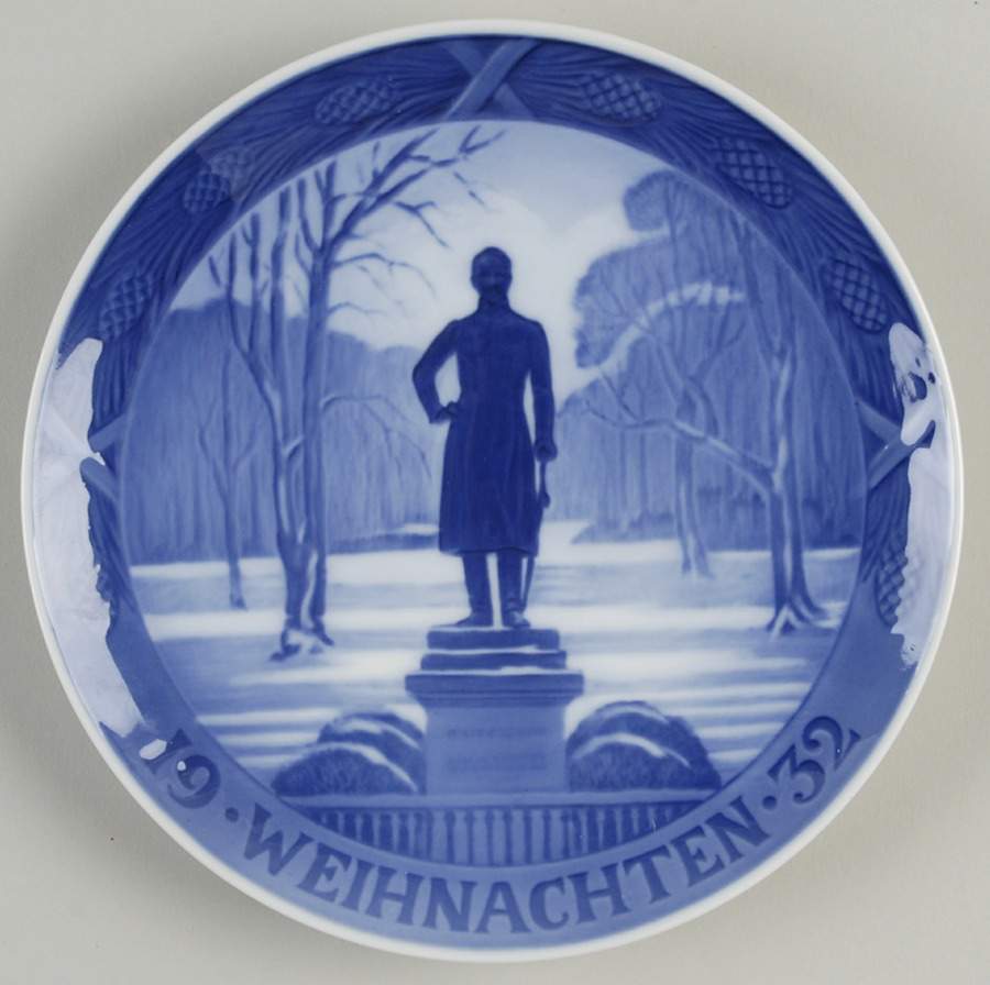 Annual Christmas Plate Frederiksberg Gardens-German - No Box by Royal Copenhagen-1