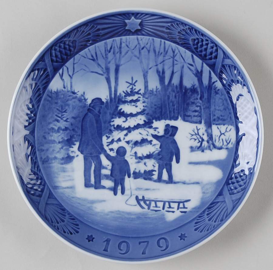 Annual Christmas Plate Choosing The Christmas Tree - Boxed by Royal Copenhagen-1