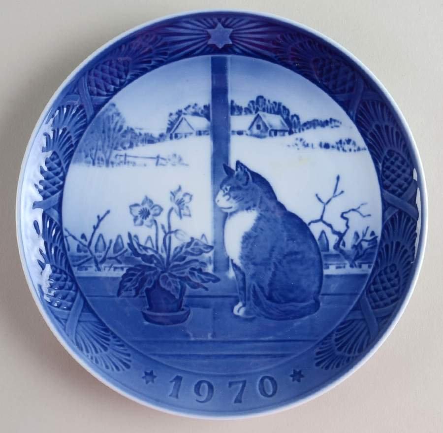 Annual Christmas Plate Christmas Rose And Cat - No Box by Royal Copenhagen-1