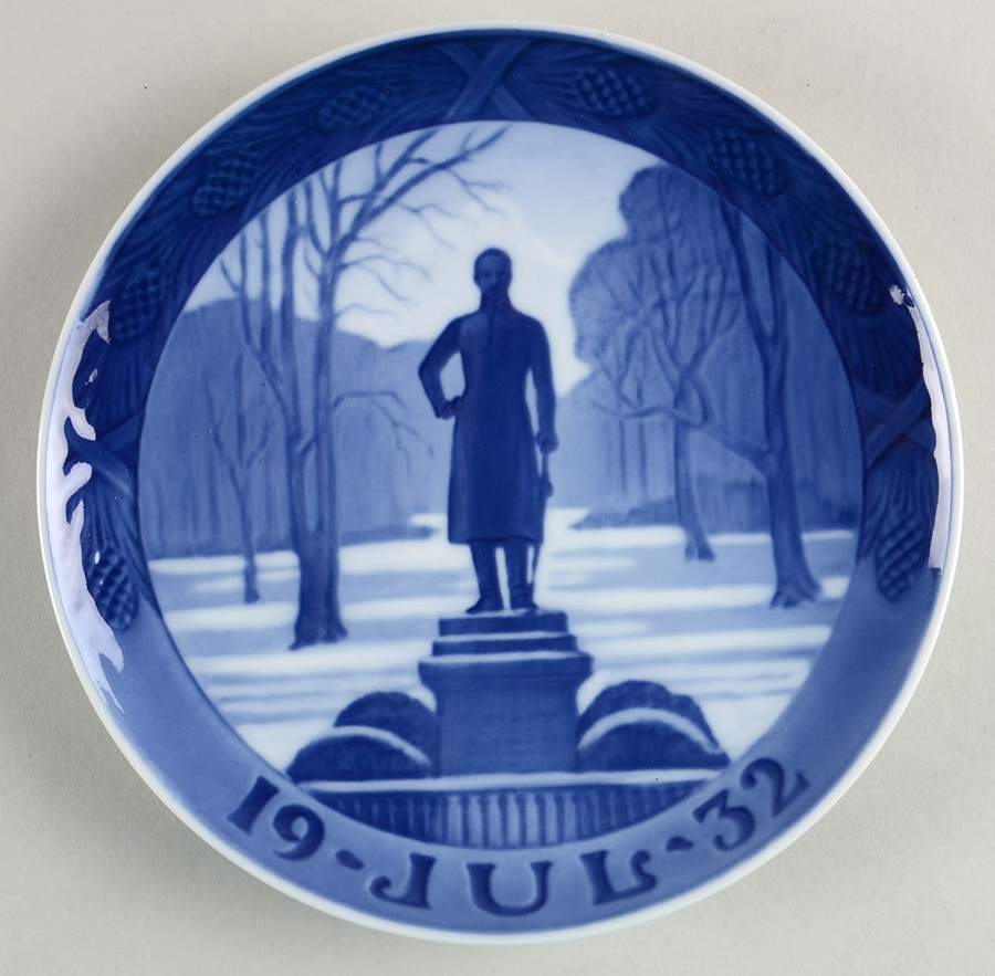 Annual Christmas Plate Frederiksberg Gardens - No Box by Royal Copenhagen-1