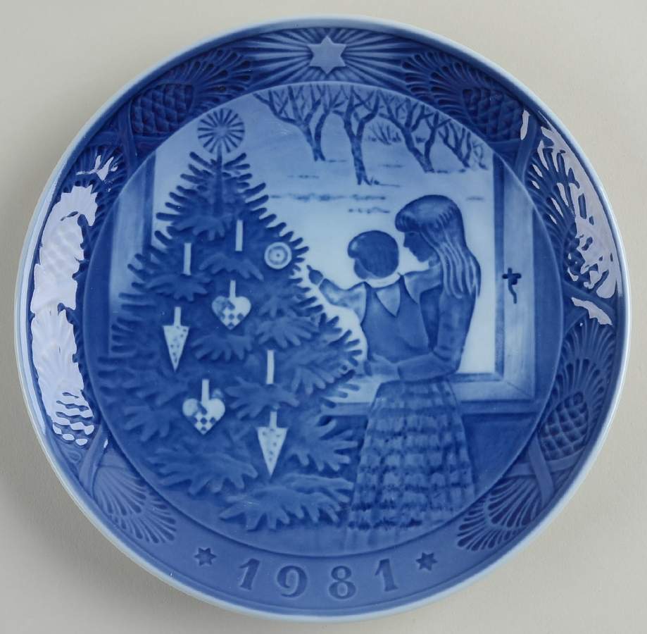 Annual Christmas Plate Admiring The Christmas Tree - No Box by Royal Copenhagen-1