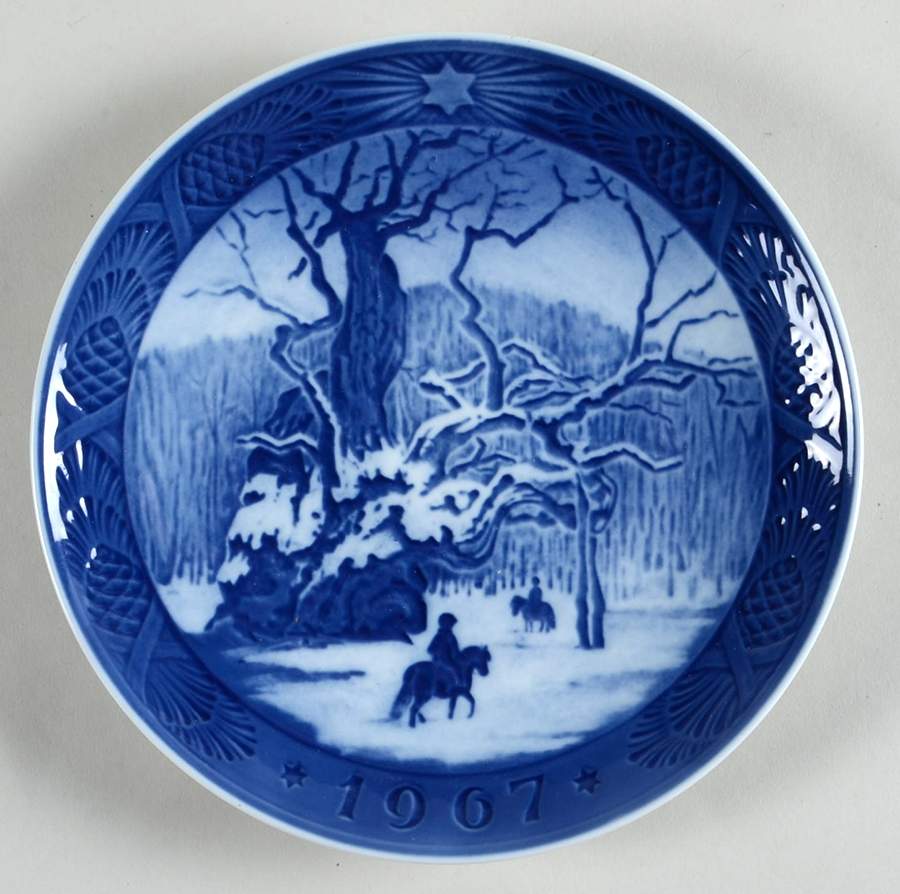 Annual Christmas Plate The Royal Oak - No Box 60 by Royal Copenhagen-1