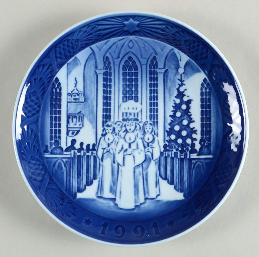 Annual Christmas Plate The Festival Of Santa Lucia - Boxed by Royal Copenhagen-1