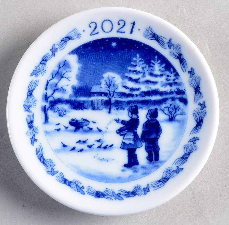 Christmas Plaquettes Feeding The Birds - Boxed by Royal Copenhagen-1