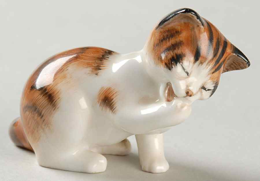 Animals Kitten Licking Front Paw - No Box by Royal Doulton-1