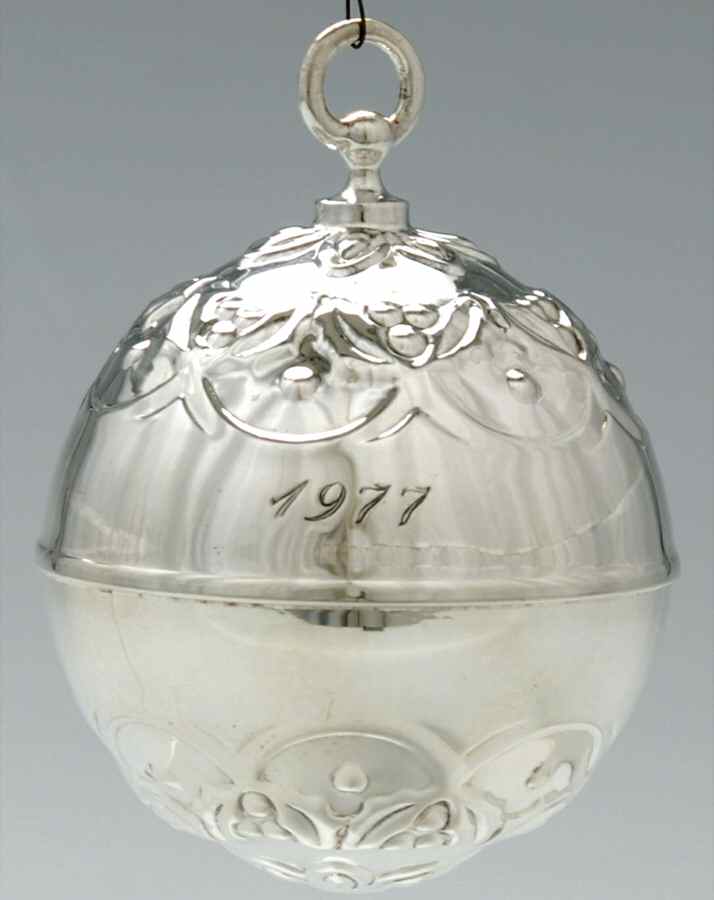 Holly Ball Christmas 1977-Holly Ball - Boxed by Reed & Barton-1