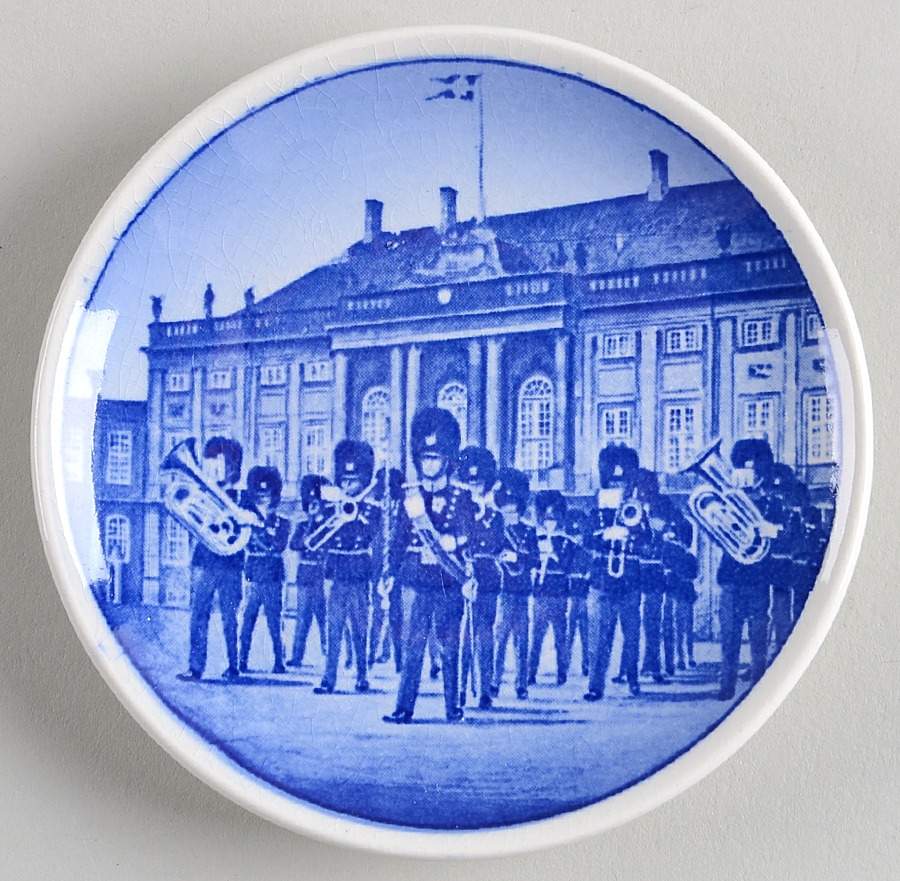 Danish & Nordic Plaquettes-2010 Series Vagtparaden - No Box by Royal Copenhagen-1