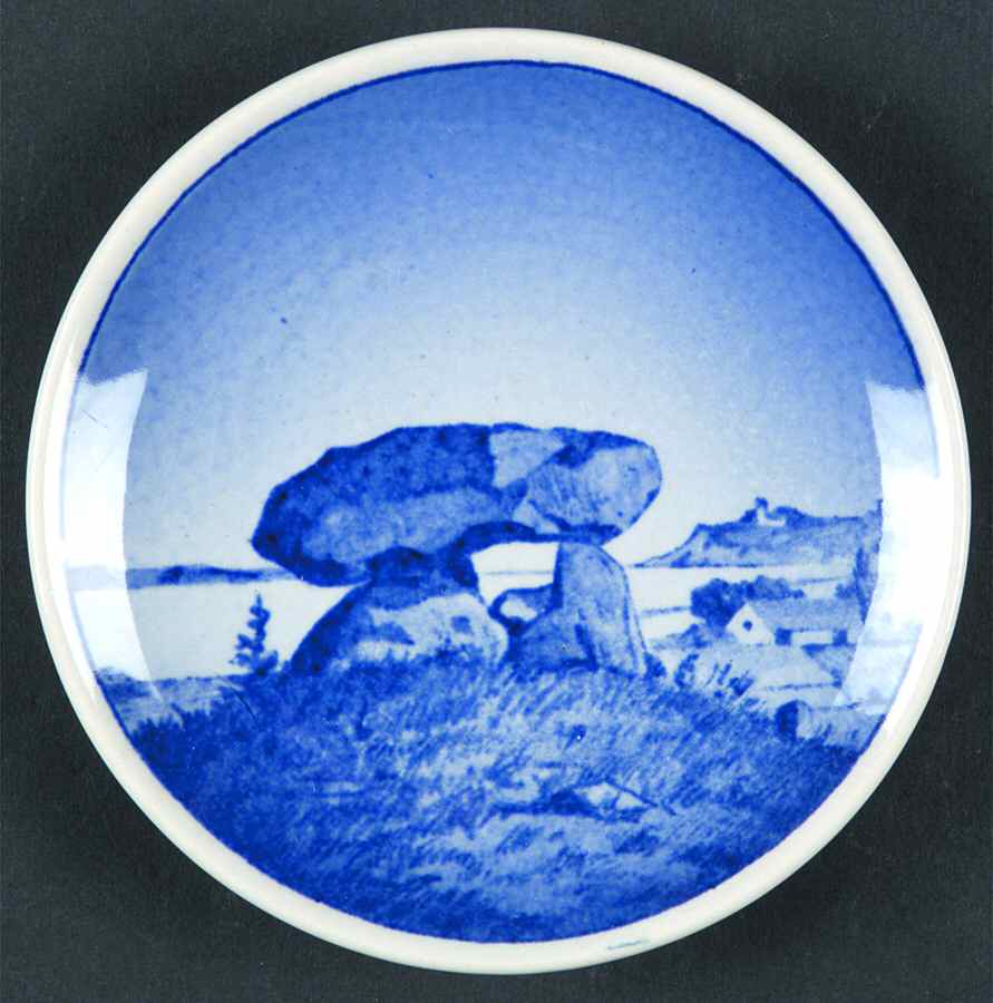 Danish & Nordic Plaquettes-2010 Series Kaempheoj - Barrows - No Box by Royal Copenhagen-1