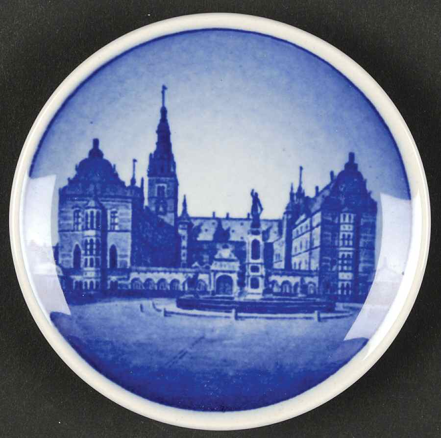 Danish & Nordic Plaquettes-2010 Series Frederiksborg Slot - No Box 42 by Royal Copenhagen-1