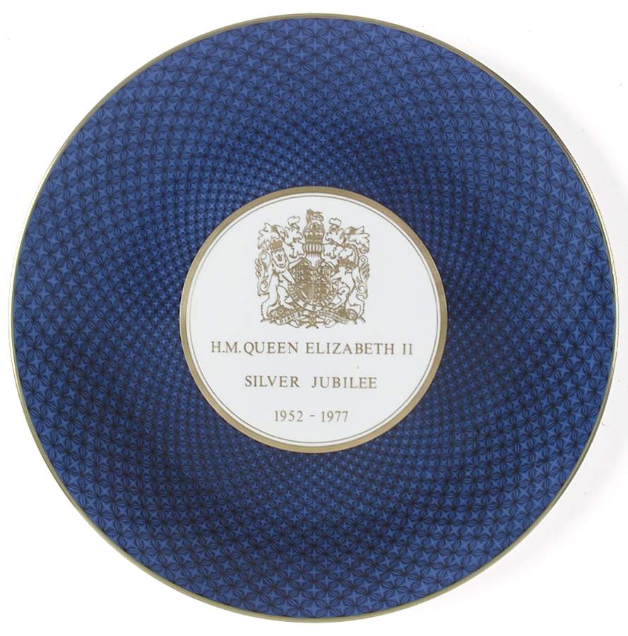 Royal Worcester Royalty Giftware Elizabeth Ii Silver Jubilee Plate - Boxed by Royal Worcester-1
