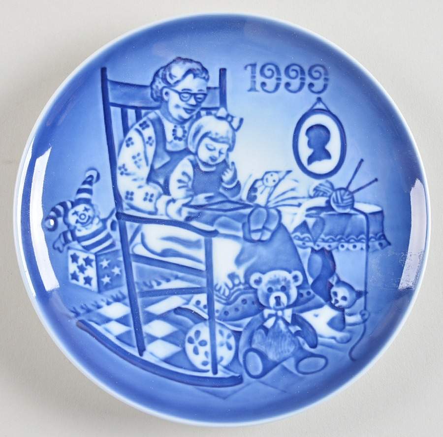 Grandparents Plate Series Tell Me A Story - Boxed by Royal Copenhagen-1