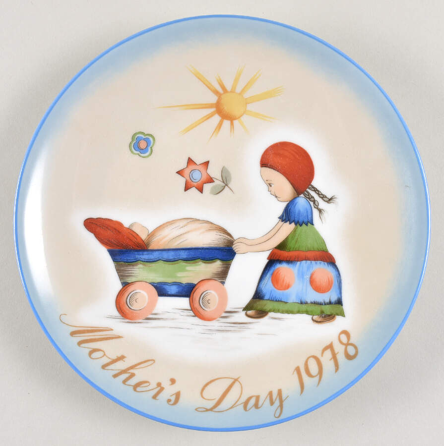 Hummel Mothers Day Plate Afternoon Stroll - Boxed by Schmid-1
