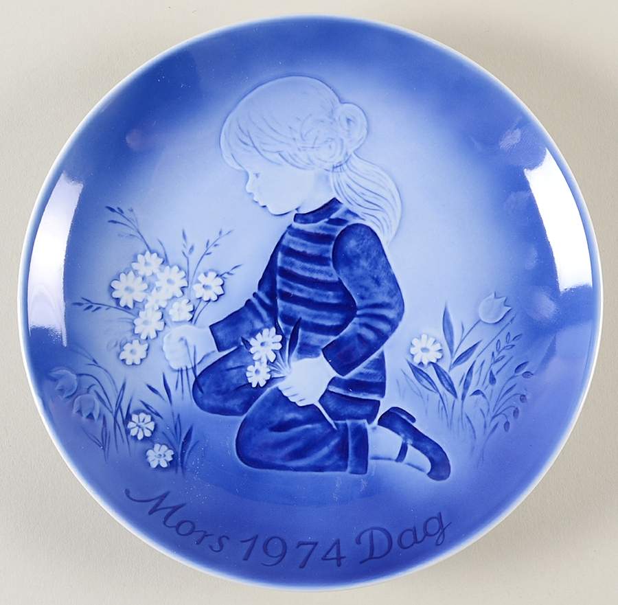 Mother's Day Plate Daisies For Mother - No Box by Svend Jensen-1