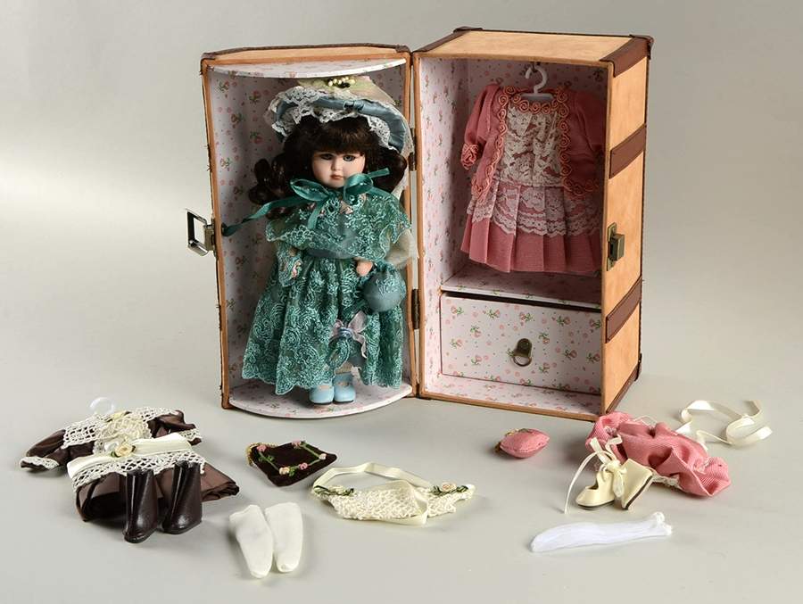 Show Stoppers Dolls Trudy's Trunk - Boxed by Show Stoppers Inc-1