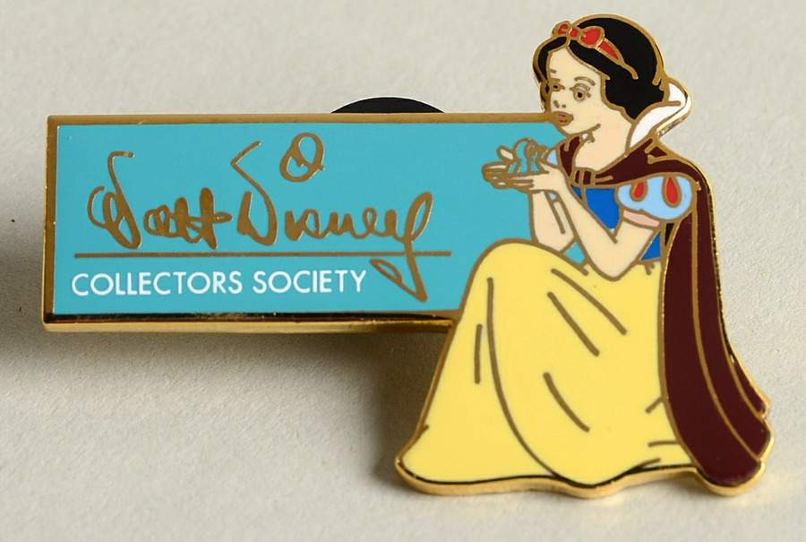 Collector Society Giftware Snow White-Lapel Pin - No Box by Walt Disney Classics-1