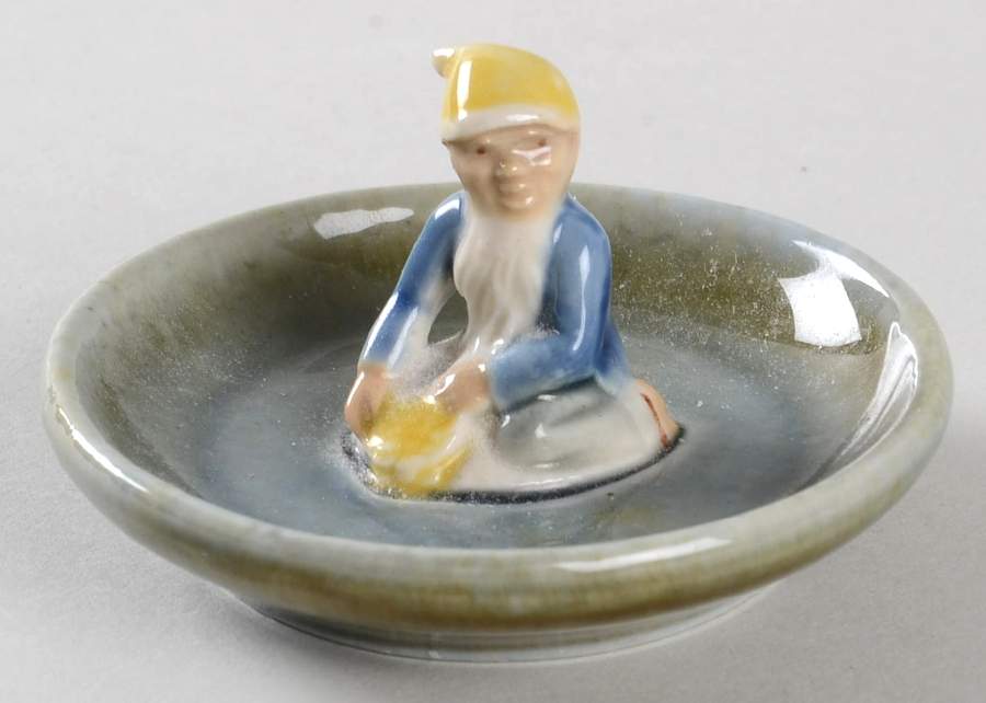 Wade Figurines Gnome-Round Pin Tray-Crock O'Gold - No Box by Wade (Ireland)-1