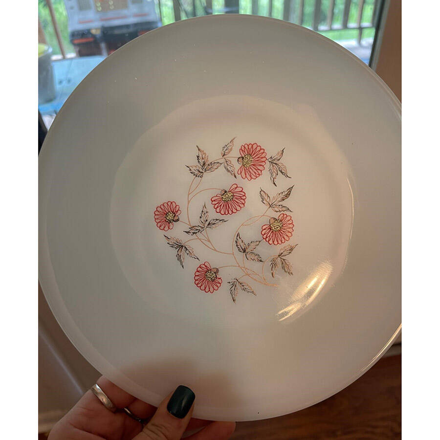 Fleurette Luncheon Plate by Anchor Hocking-1