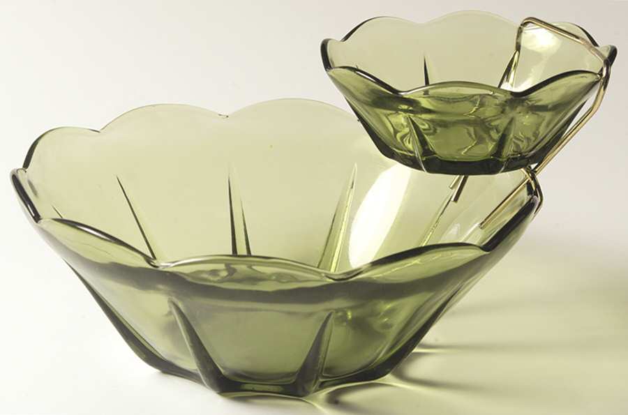 Swedish Modern Avocado Green Chip & Dip Dessert Set with Metal Handle by Anchor Hocking-1