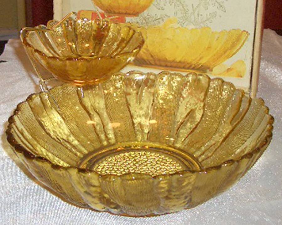 Country Garden Honey Gold 11" Chip & Dip Set with Metal Holder by Anchor Hocking-1