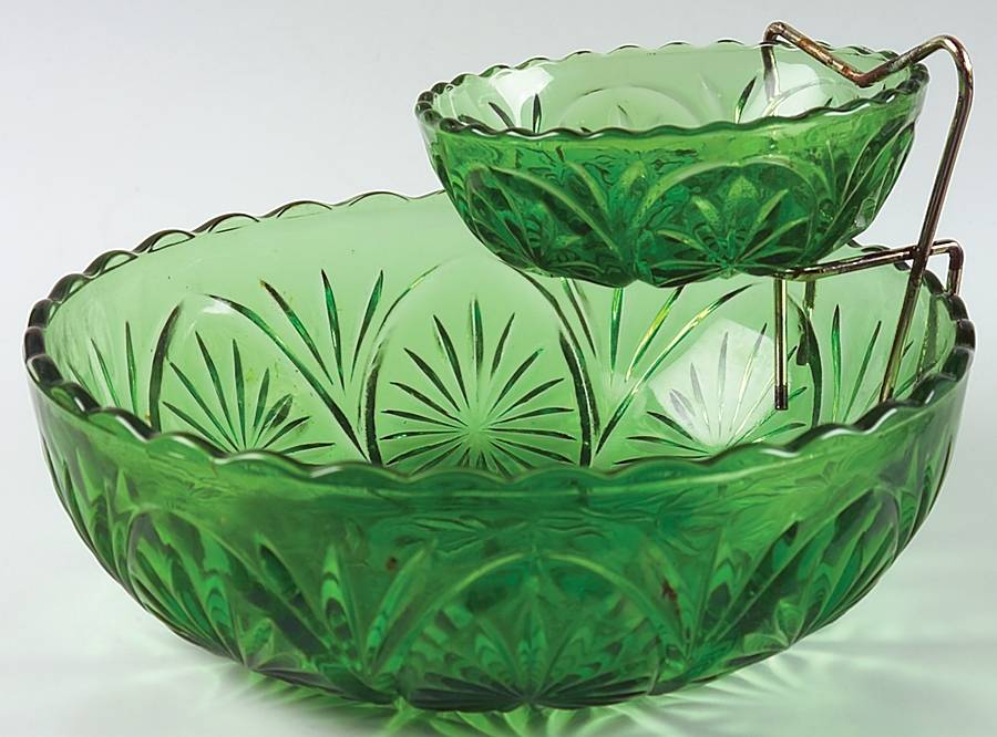 Medallion Green (Winter) 8" Chip & Dip Set with Metal Holder by Anchor Hocking-1