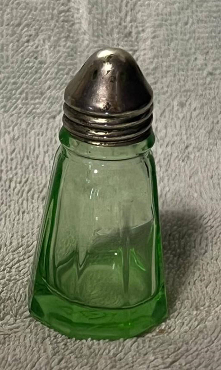 1533 Shaker with Metal Lid by Hazel-Atlas-1