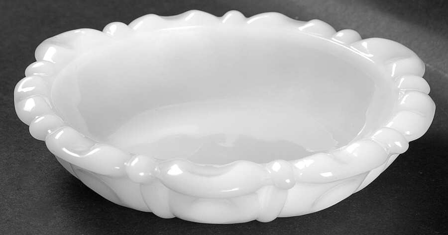 W142 Milk Glass Round Ashtray by Anchor Hocking-1