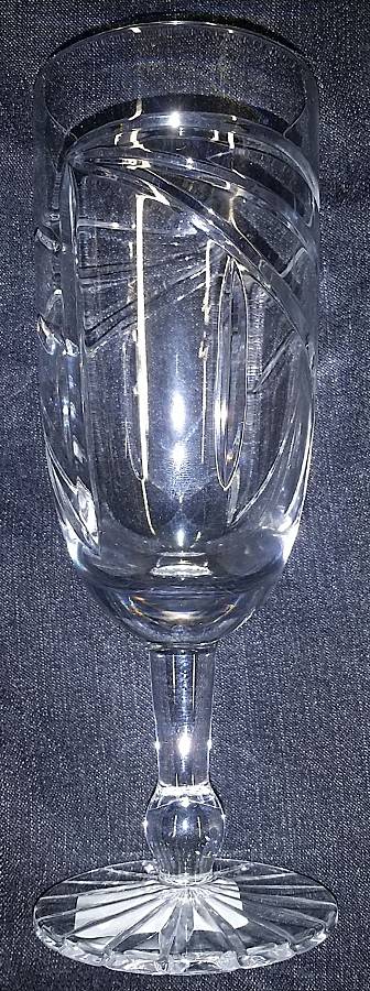 Bold Modern Wine Glass by Cazlor Crystal-1