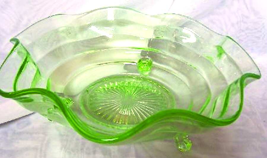 100 Green 9" Round 3-Toed Crimped Bowl by Fenton-1
