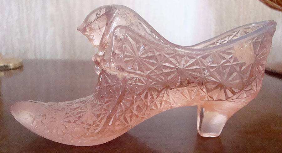 Animals and Figurines (Non Decorated) #1995 Slipper with Kitten by Fenton-1
