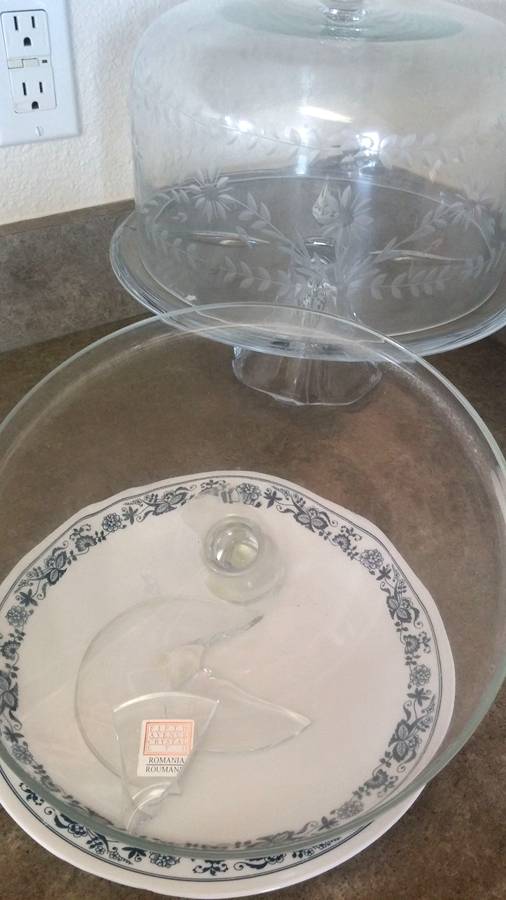 FIF23 Cake Plate with Glass Dome by Fifth Avenue-1