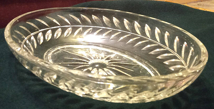 Laurel 10" Oval Bowl by Indiana Glass-1