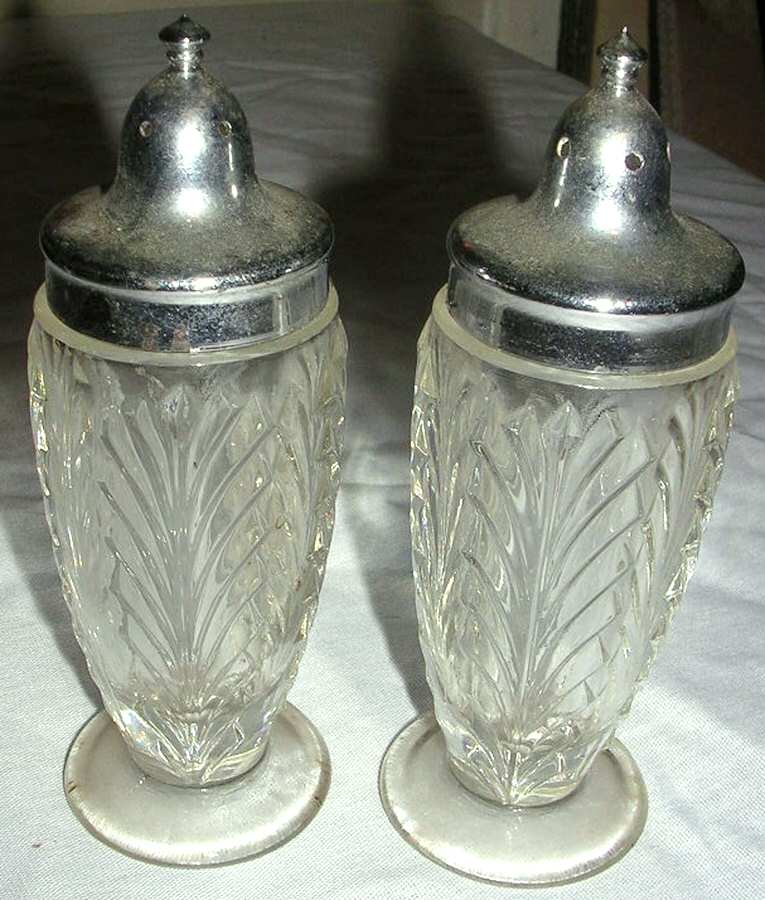 Feather Footed Shaker Set & Metal Lids by Jeannette-1