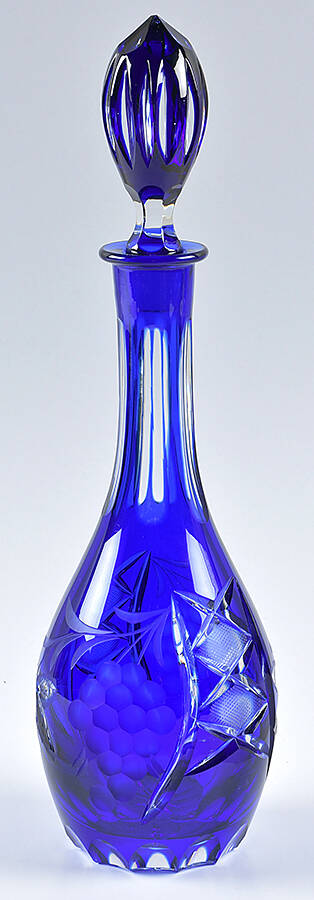 LA16 (Continuous Cut Foot) Decanter & Stopper by Lausitzer-1