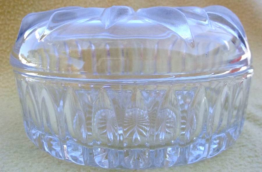 Poinsettia Round Box & Lid by Mikasa-1