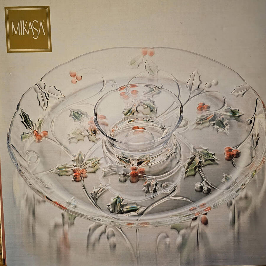 Season's Holly Chip & Dip Set by Mikasa-1