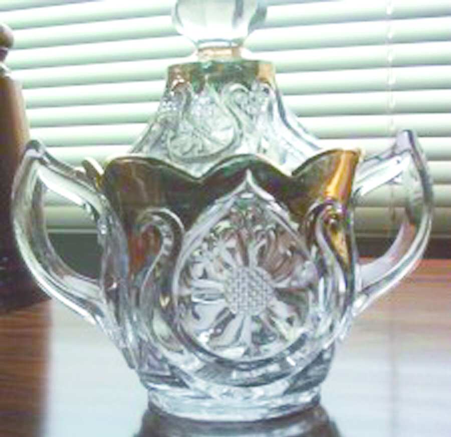 Horseshoe Daisy-Gold Sugar Bowl & Lid by New Martinsville-1