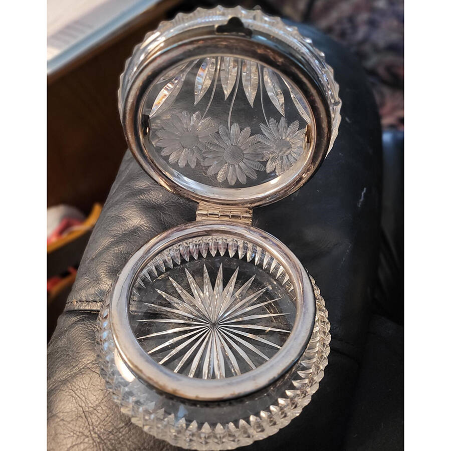 Daisy Round Box with Hinged Lid by Pairpoint-Gunderson Crystal-1