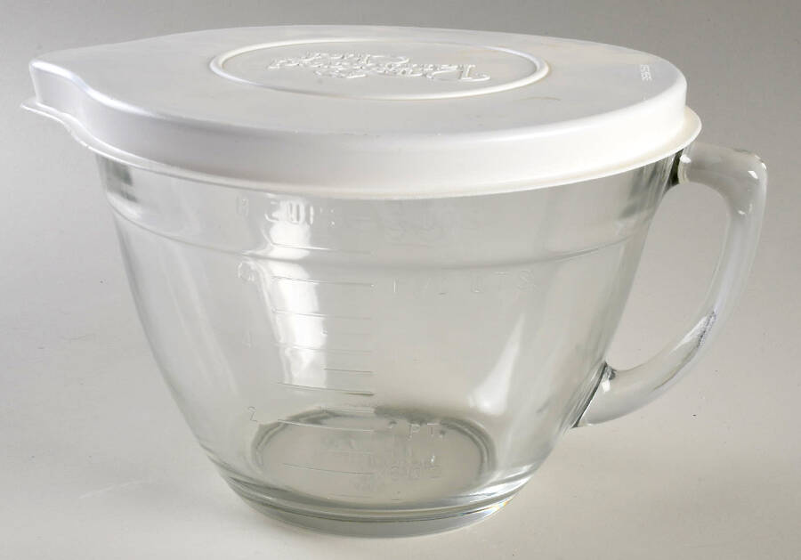 Kitchen Basics Measuring Bowl with Plastic Lid by Pampered Chef Crysta-1