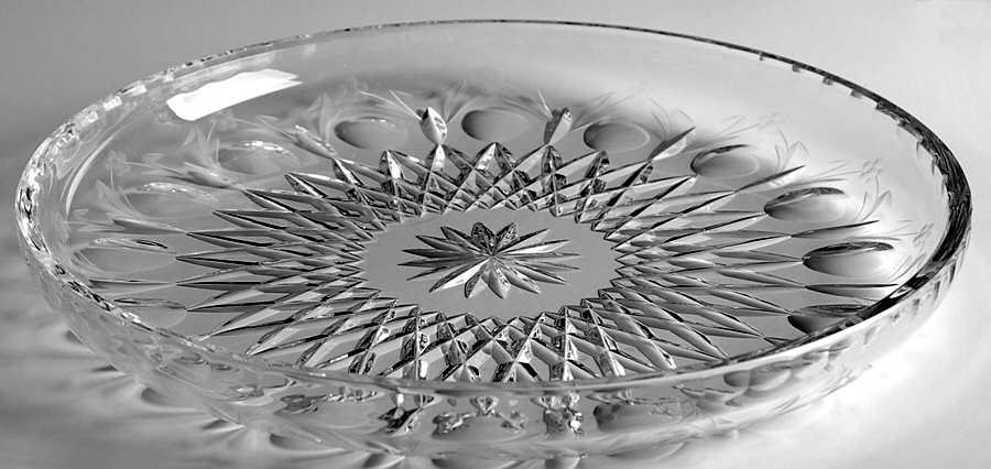 Queen 11" Deep Round Platter by Rogaska-1