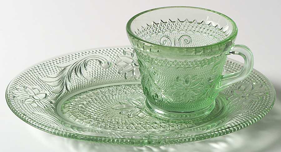 Sandwich Light Green (Chantilly Green) Snack Plate & Punch/Snack Cup Set by Tiara-1