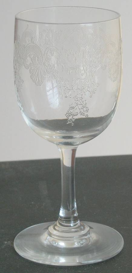 UNK582 Clear (Non Optic) Wine Glass by Unknown Manufacturer-1