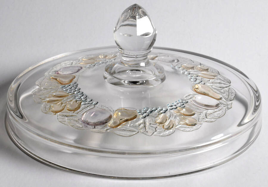 Della Robbia Flashed Lid for Chocolate Box by Westmoreland-1