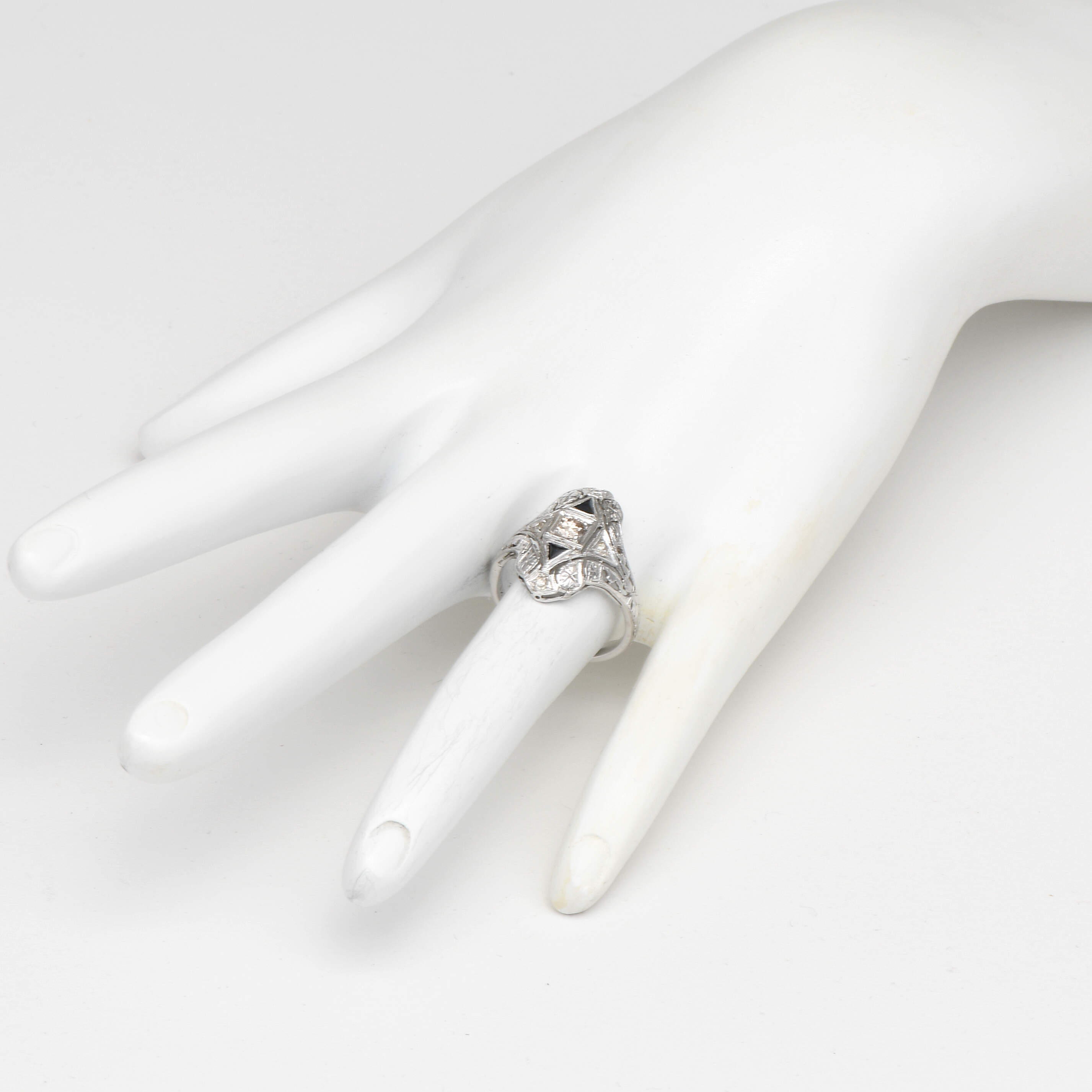 18KW Art Deco Diamond(0.26) & Sapphire(0.20) Shield Ring-6